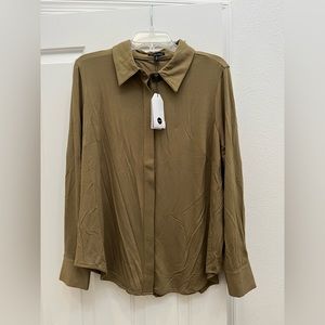 Universal Standard Elbe Liquid Jersey Shirt Classic Fit
Smokey Olive Size 14-16
